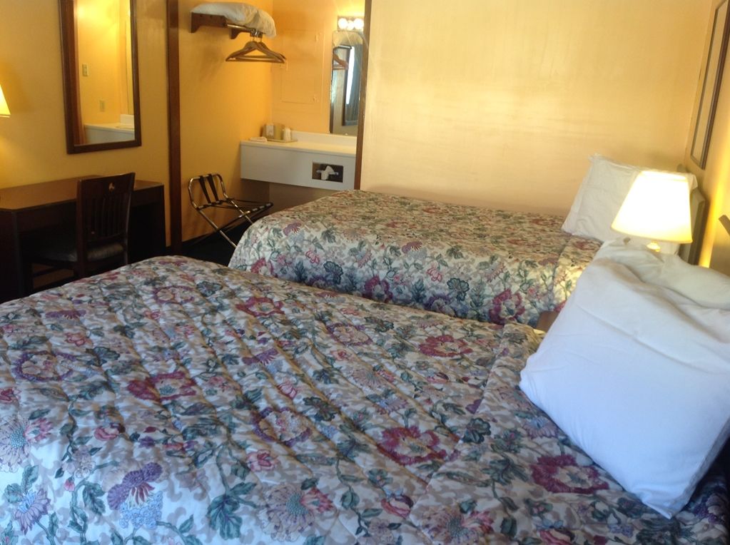 Travelers Lodge Beatrice Bilik gambar