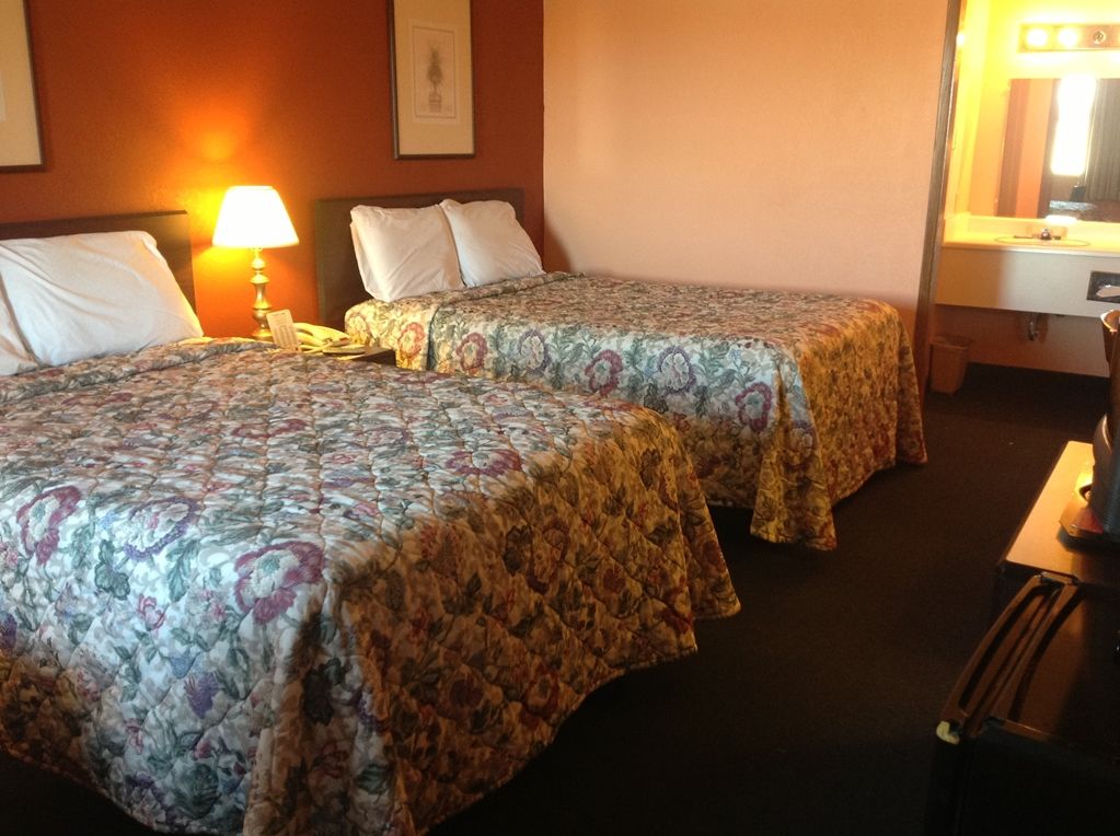 Travelers Lodge Beatrice Bilik gambar