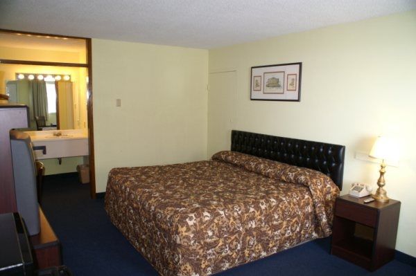 Travelers Lodge Beatrice Bilik gambar